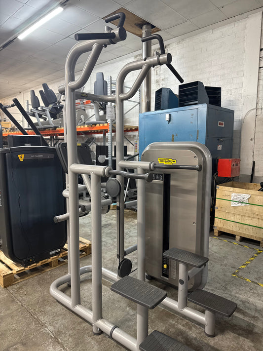 Technogym Kneeling Easy Chin & Dip